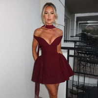 Robe bordeaux décolleté en cœur, encolure haute, jupe évasée