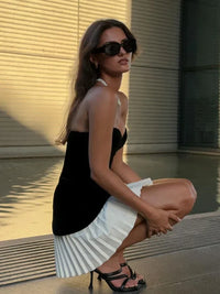 Robe bustier noire sans bretelles avec jupe plissée blanche contrastante