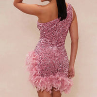 Robe de soirée rose à paillettes, bretelle asymétrique et ourlet en plumes