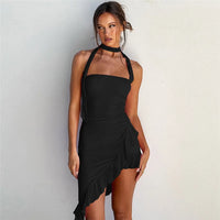 Mini-robe noire satinée à encolure halter et volants, ourlet asymétrique drapé.