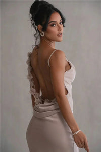 Robe longue en satin Cassiane, dos nu décoré d’appliqués floraux ton sur ton