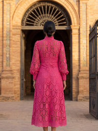Robe printanière en dentelle rose, vue de dos, motifs en anneaux, longueur midi