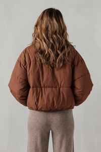 Doudoune courte marron avec capuche, vue arrière, coutures matelassées et poches.