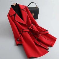 Manteau rouge mi-long avec revers noirs, ceinture nouée et boutons sur l’emmanchure