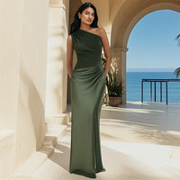Robe longue en satin vert olive, une épaule, drapé sur le devant, silhouette ajustée.