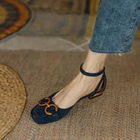 Sandales orthopédiques Helen™ bleu marine avec bride arrière et bijou décoratif doré.