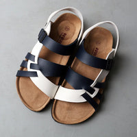Sandales orthopédiques bleu marine et blanches à brides avec boucles