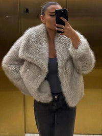 Manteau Aurora en fausse fourrure beige clair, poches à rabat, col ouvert, manches longues