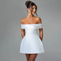 Robe courte épaules dénudées blanche, encolure bardot, jupe évasée
