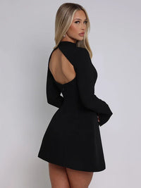Robe noire courte à manches longues, dos échancré, coupe évasée, col montant