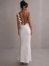 Robe longue en satin blanc, dos nu et appliqués floraux en dentelle