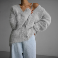 Cardigan douillet Hailey gris clair, col V boutonné, manches longues, épaules tombantes