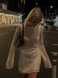 Robe courte scintillante blanche à manches longues, dos nu et effet pailleté