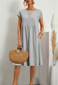 Robe midi d’été gris clair à manches courtes, encolure ronde et volant à la taille