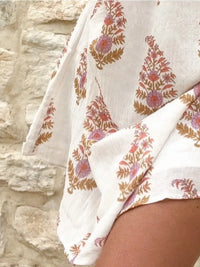 Robe courte blanche imprimée fleurs, détail manches bouffantes et fronces