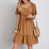 Robe midi à col V, manches courtes, volant en étages, tissu côtelé, marron clair.
