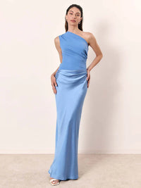 Robe longue en satin bleu clair, asymétrique une épaule, drapé sur la taille, longue.