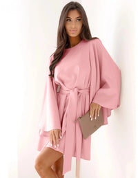 Robe rose unie mi-longue à manches évasées et ceinture nouée