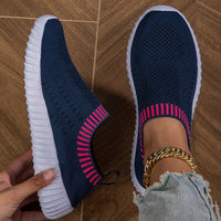Baskets orthopédiques bleu marine en maille, semelle blanche, accents roses sur le côté