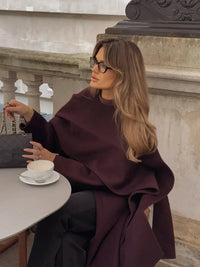 Manteau portefeuille bordeaux à capuche, drapé et ouverture sur le devant, manches longues