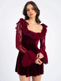Robe velours bordeaux à encolure carrée, manches dentelle à volants, jupe évasée
