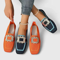 Mocassins orthopédiques orange, boucle décorative argentée, portés au poignet
