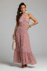 Robe midi froncée bordeaux à motifs blancs, encolure haute et bretelles croisées.