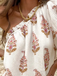 Robe courte blanche imprimée florale, encolure dégagée et fronces