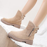 Bottes confortables doublées beige à fermeture zippée, semelle crantée et bord du col duveteux.