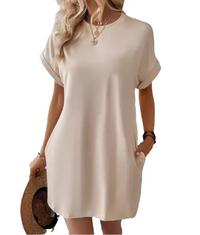 Robe courte style t-shirt beige clair, manches courtes, encolure ronde, coupe ample.