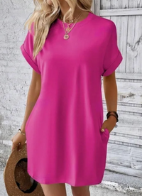 Robe courte style t-shirt rose fuchsia, manches courtes, encolure ronde, coupe évasée.