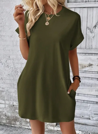 Robe courte style t-shirt vert olive, manches courtes, encolure ronde, forme trapèze.