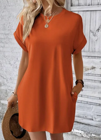 Robe courte style t-shirt orange brûlé, manches courtes, encolure ronde, coupe ample.