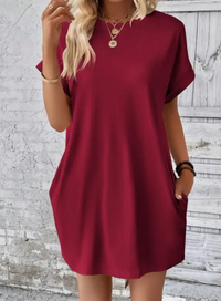 Robe courte style t-shirt bordeaux, manches courtes, encolure ronde, coupe évasée.