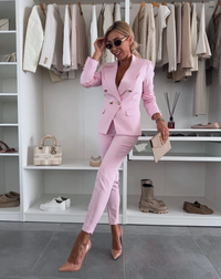 Ensemble deux pièces Esmée rose : veste blazer à boutons dorés et pantalon ajusté.