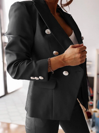 Ensemble deux pièces Esmée noir : blazer boutonné et pantalon assorti, coupe tailleur.