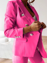 Ensemble tailleur deux pièces fuchsia : blazer croisé et pantalon assorti