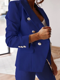 Ensemble tailleur deux pièces bleu : blazer à boutons et pantalon assorti