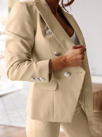 Ensemble tailleur deux pièces beige clair : blazer croisé à boutons et pantalon