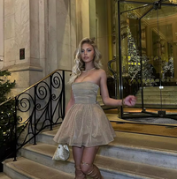 Robe bustier scintillante dorée mi-cuisse, paillettes, jupe volumineuse plissée
