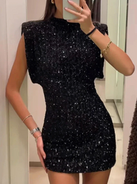 Robe courte noire à sequins scintillants, manches courtes, encolure ronde.