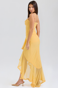 Robe longue jaune à bretelles fines, drapé fluide et volants aux jambes