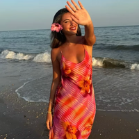 Robe tropicale Dakota aux motifs floraux rose/orange, fines bretelles, décolleté en V.