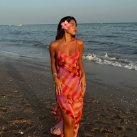 Robe tropicale Dakota rose/orange, bretelles fines, motifs fleurs, fente sur le côté.