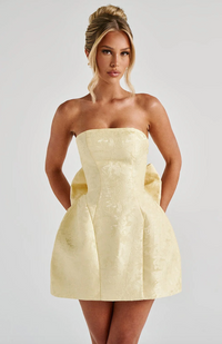 Robe courte jaune à buste bandeau et nœud plissé sur le devant