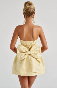 Robe courte jaune avec bretelles croisées au dos et grand nœud central