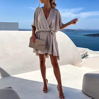 Robe midi gris clair cache-coeur, manches courtes, taille froncée, longueur au genou