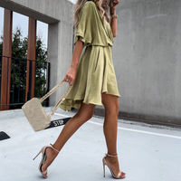 Robe midi vert, encolure cache-coeur, manches courtes et jupe ample