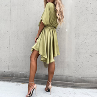 Robe midi vert vue de dos, manches courtes et taille froncée