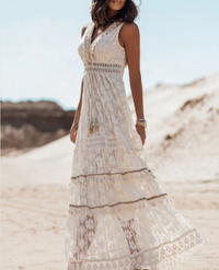 Robe longue bohème blanche à volants, encolure V, motifs jacquard et bordure